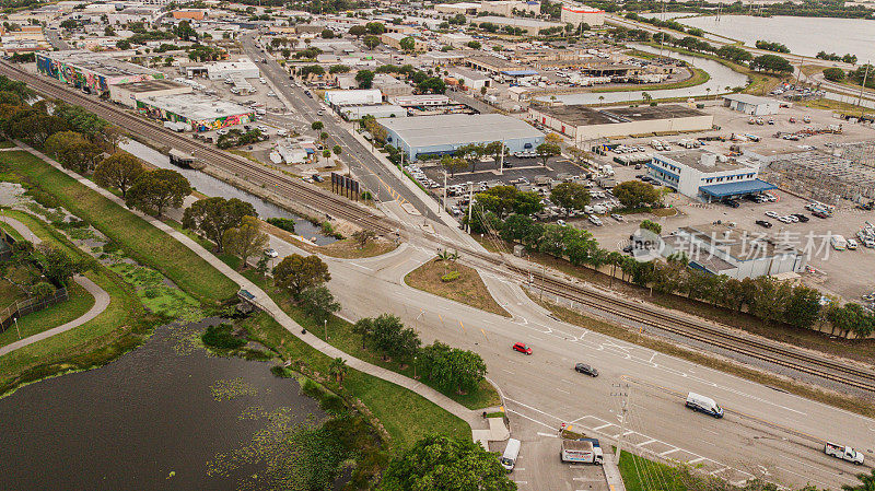 2021年3月春假期间，佛罗里达州西棕榈滩市中心Okeechobee & I-95的鸟瞰图